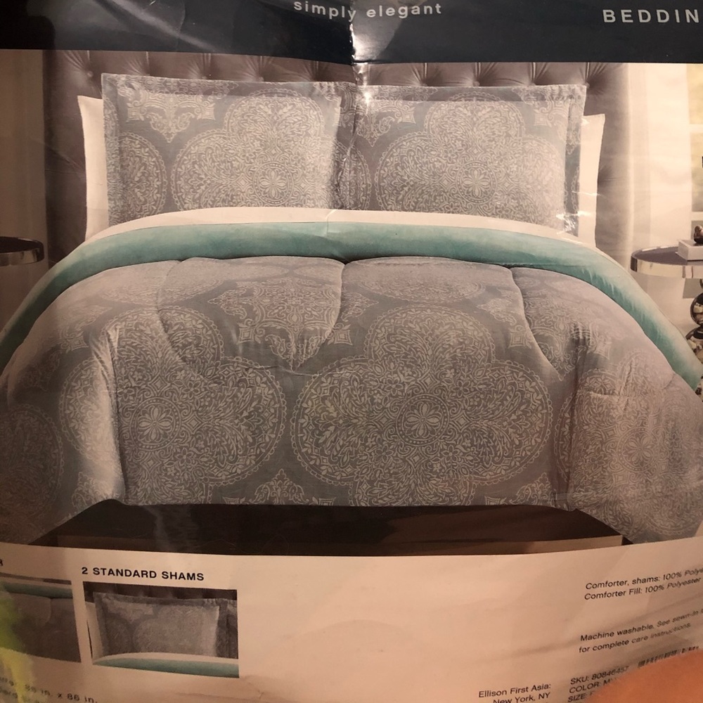 Hamilton Hall reversible Full/Queen Bedding set
